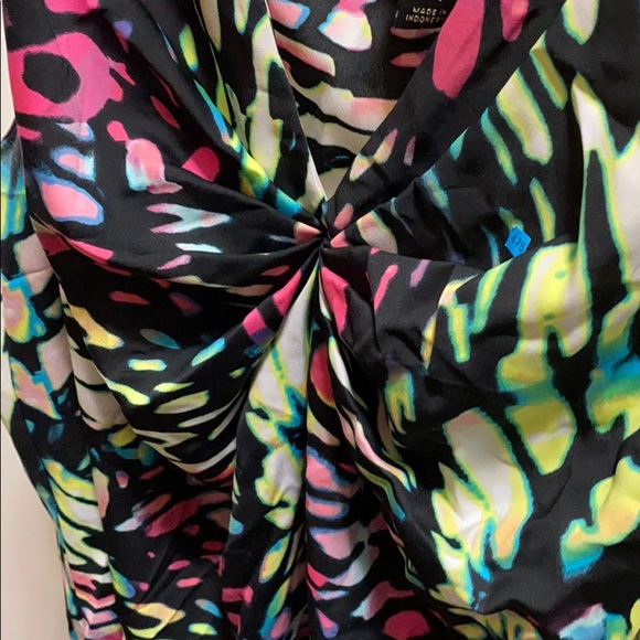 Multi colored sleeveless blouse - Picture 3 of 3